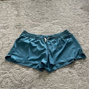 Vuori Clementine shorts in blue.